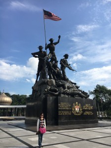 国家記念碑の前で